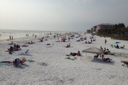 Het mooie witte strand van Fort Myers Beach